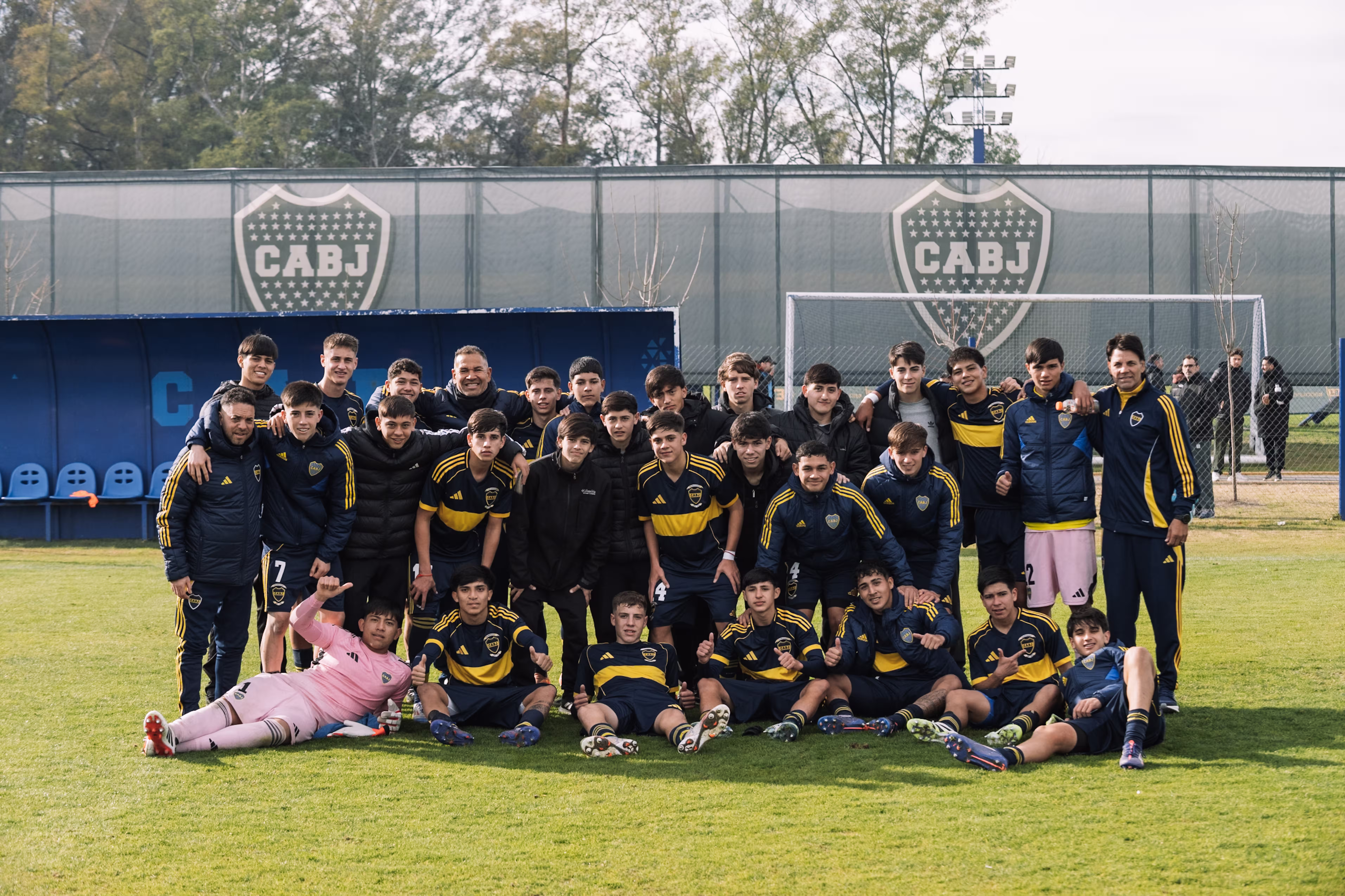 El Chipi Barijho, Rosada y los pibes festejando la goleada de la Séptima.