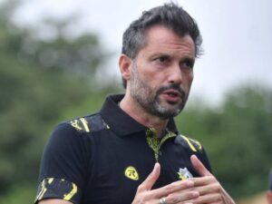 Luis Vidal, presidente de Recoleta de Paraguay, habla ante los medios tras la eliminación ante Boca Juniors en la Copa Sudamericana