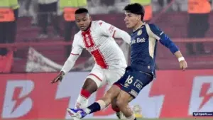 Francisco Álvarez, defensor central de Argentinos Juniors, en acción durante un partido ante Huracán