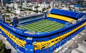 Estadio La Bombonera visto desde la cancha con las tribunas llenas de hinchas de Boca Juniors