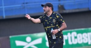 Jorge González, entrenador de Recoleta, durante una conferencia de prensa antes de la revancha ante Boca Juniors por la Copa Sudamericana